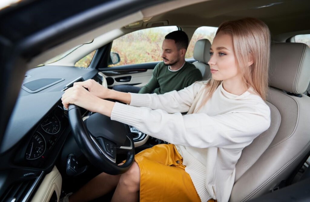 Leçon de conduite avec instructeur dans la voiture pendant la formation
